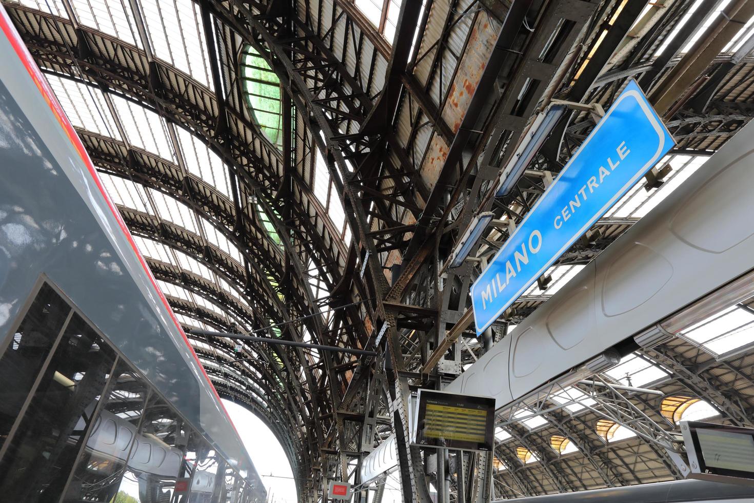 trains à grande vitesse à la gare centrale de milan photo