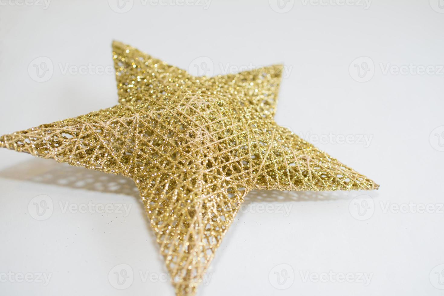 étoile de noël dorée sur fond blanc photo