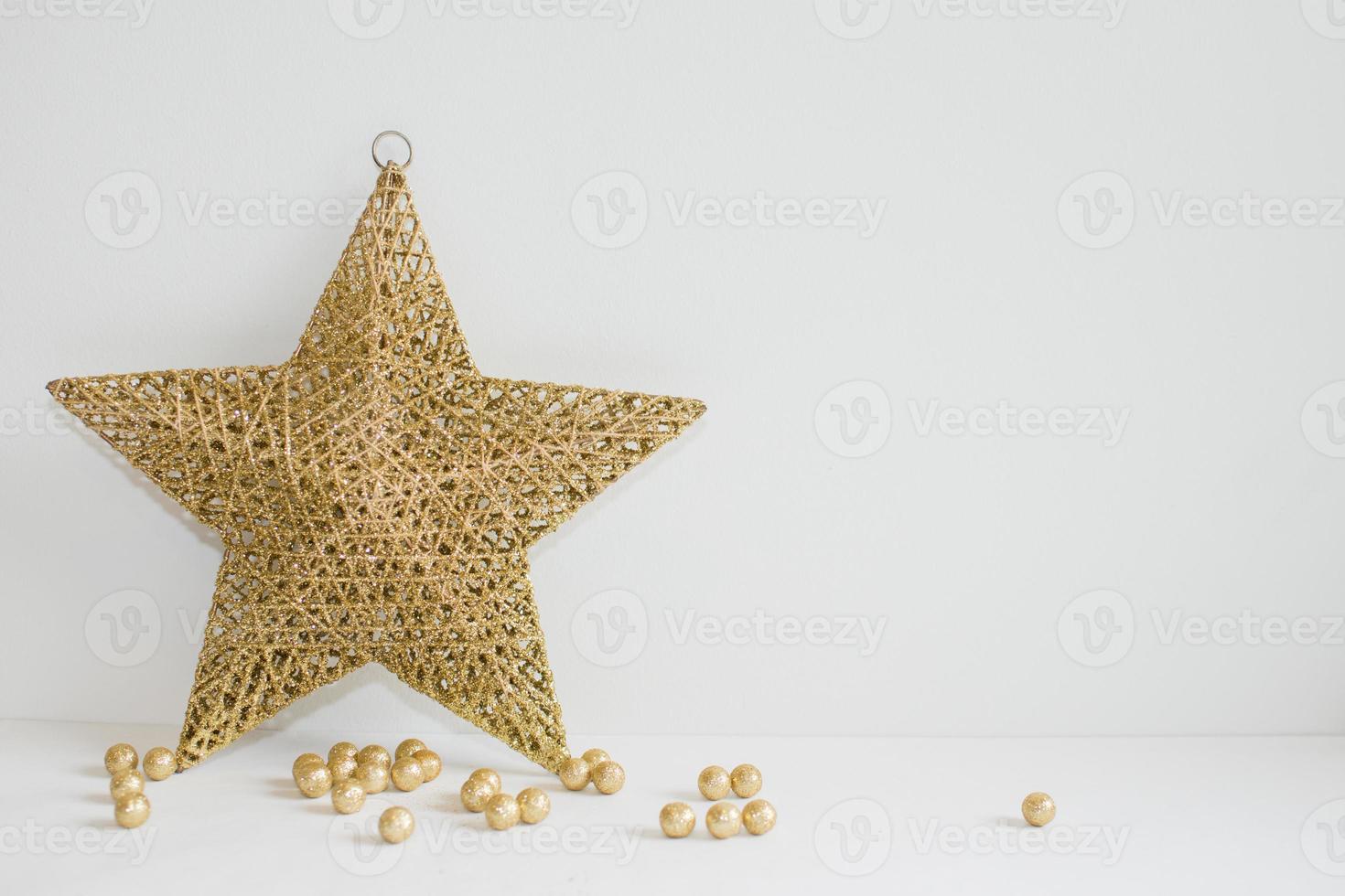 étoile dorée et petites boules comme décoration de noël photo