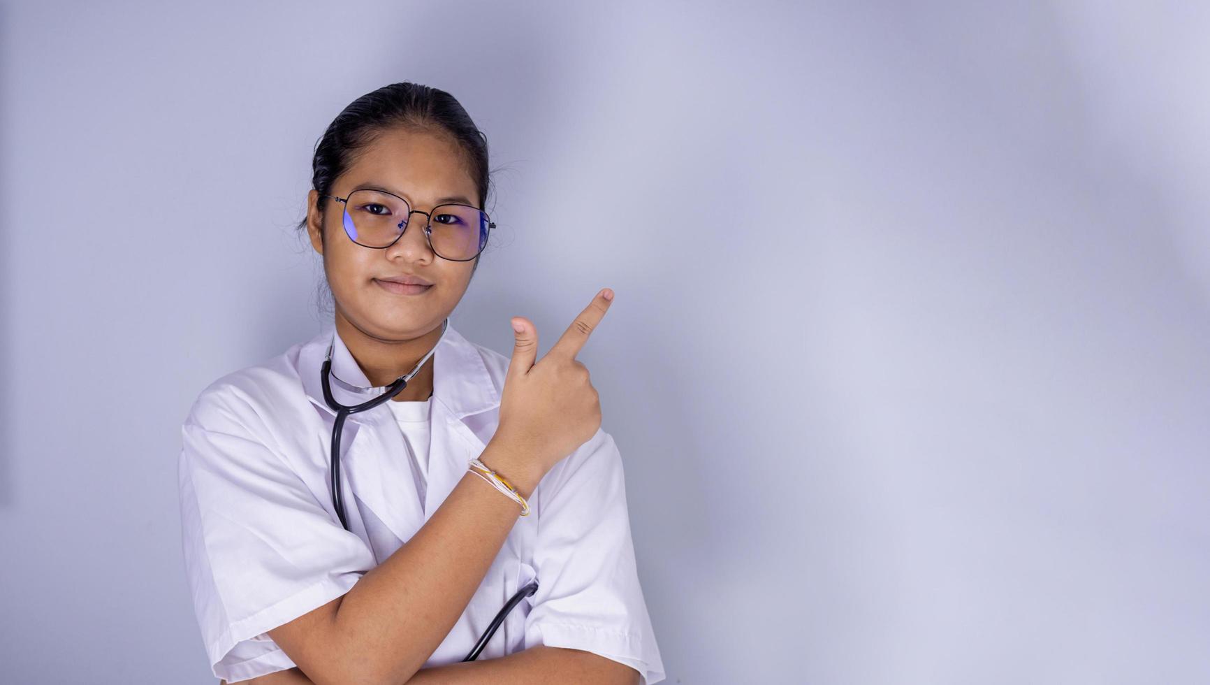 portrait d'une femme médecin portant des lunettes. photo