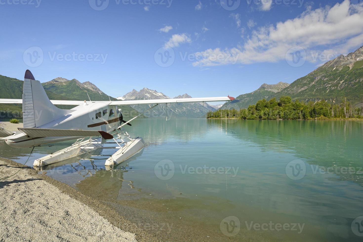 hydravion sur un lac sauvage photo