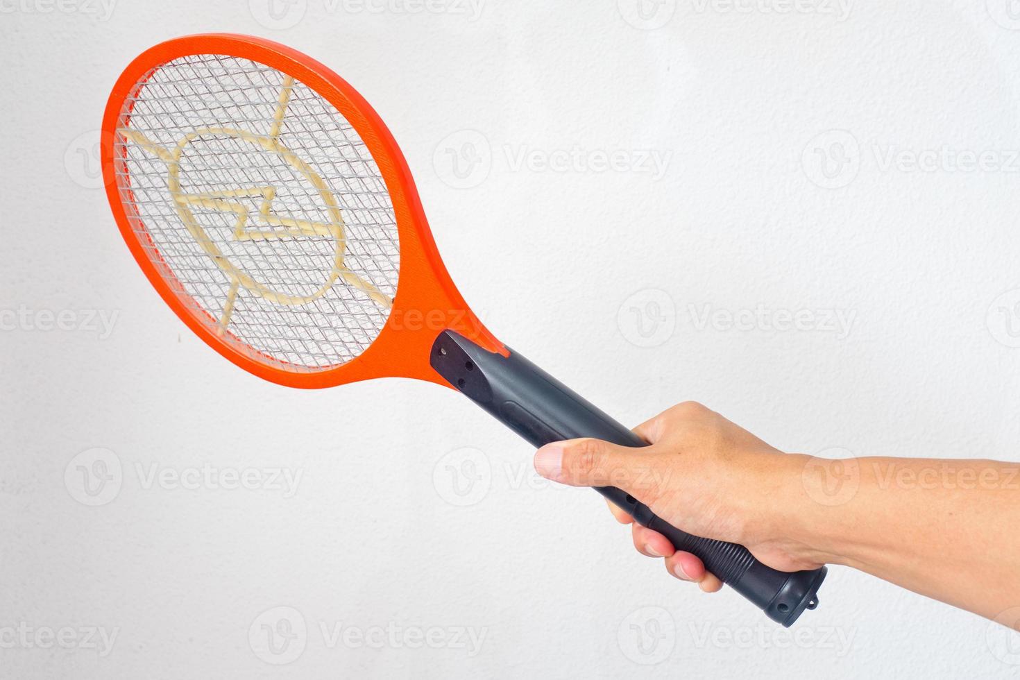 main tenant une raquette de moustique à piles photo