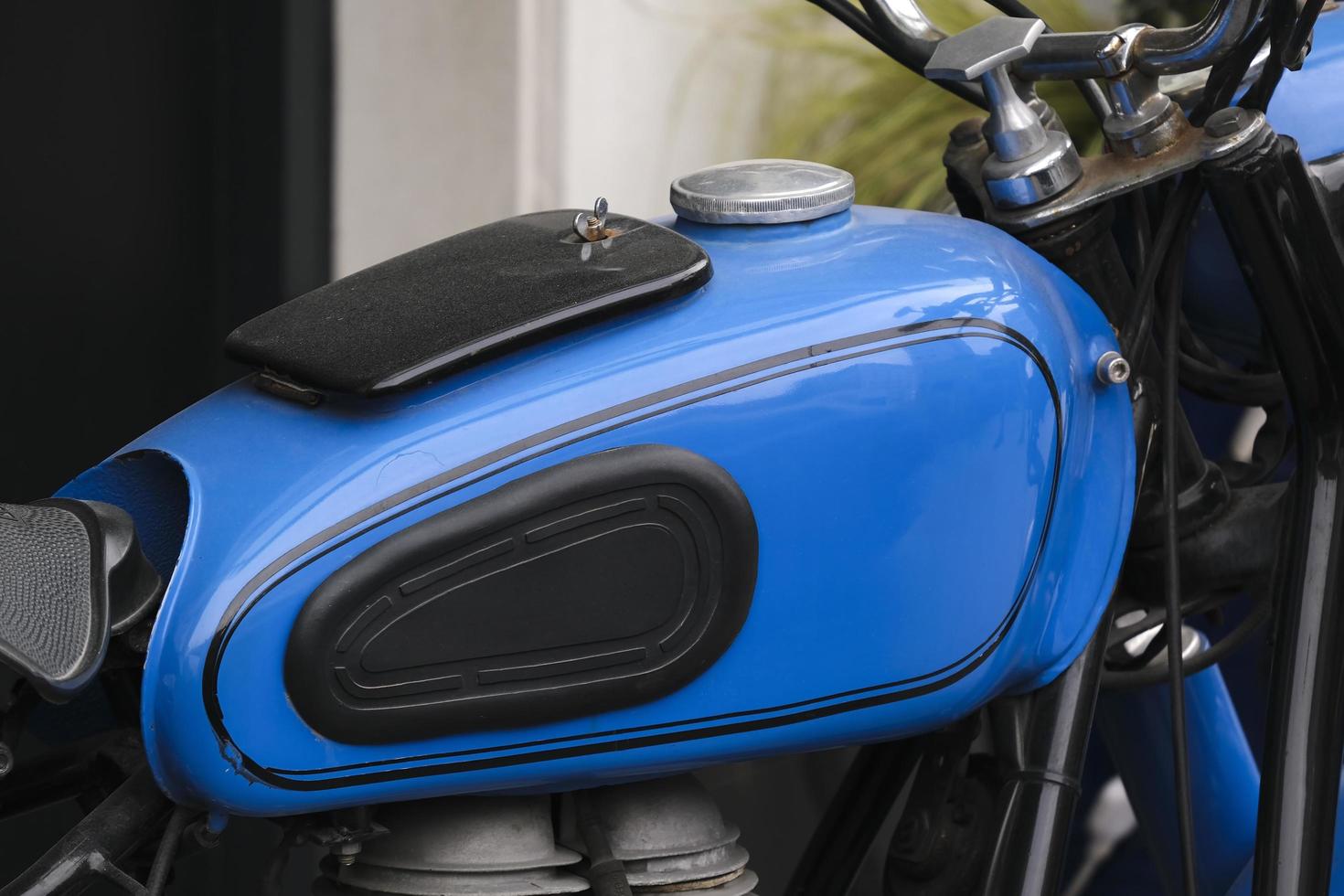 Gros plan sur le réservoir d'essence d'une moto bleu cool photo