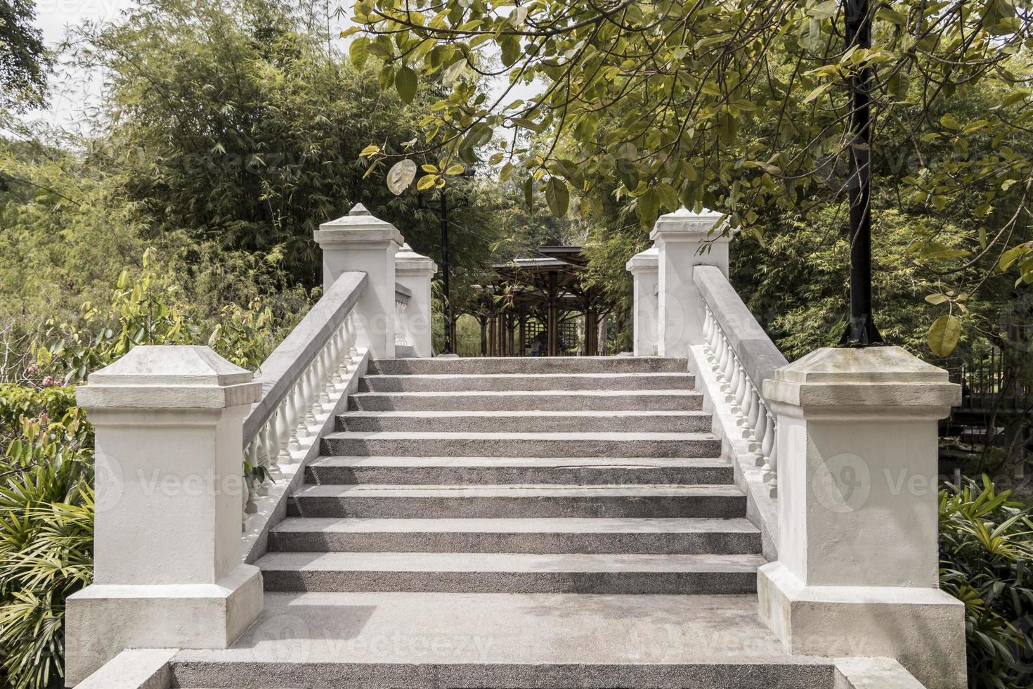 beau pont blanc sur la rivière jusqu'à la maison de jeu en bambou. photo