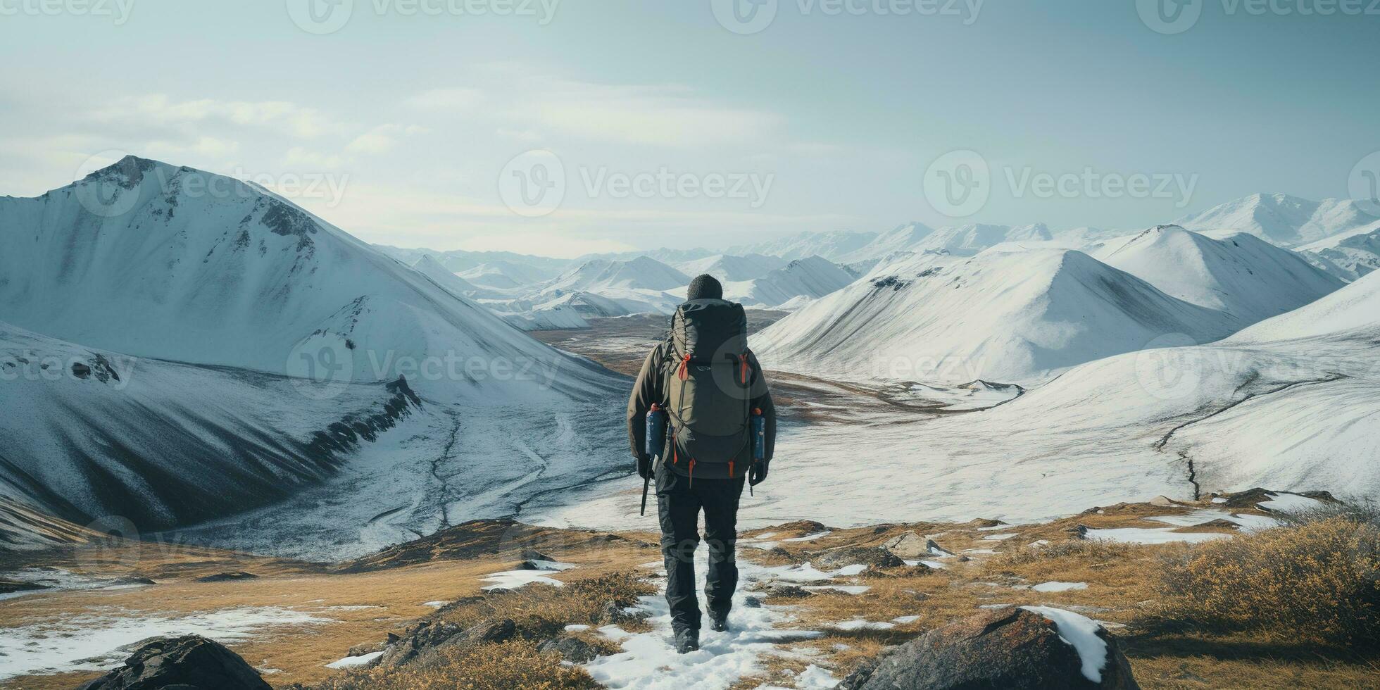 génératif ai, randonneur dans hiver paysage, voyageur homme touristique avec sac à dos randonnée dans montagnes photo