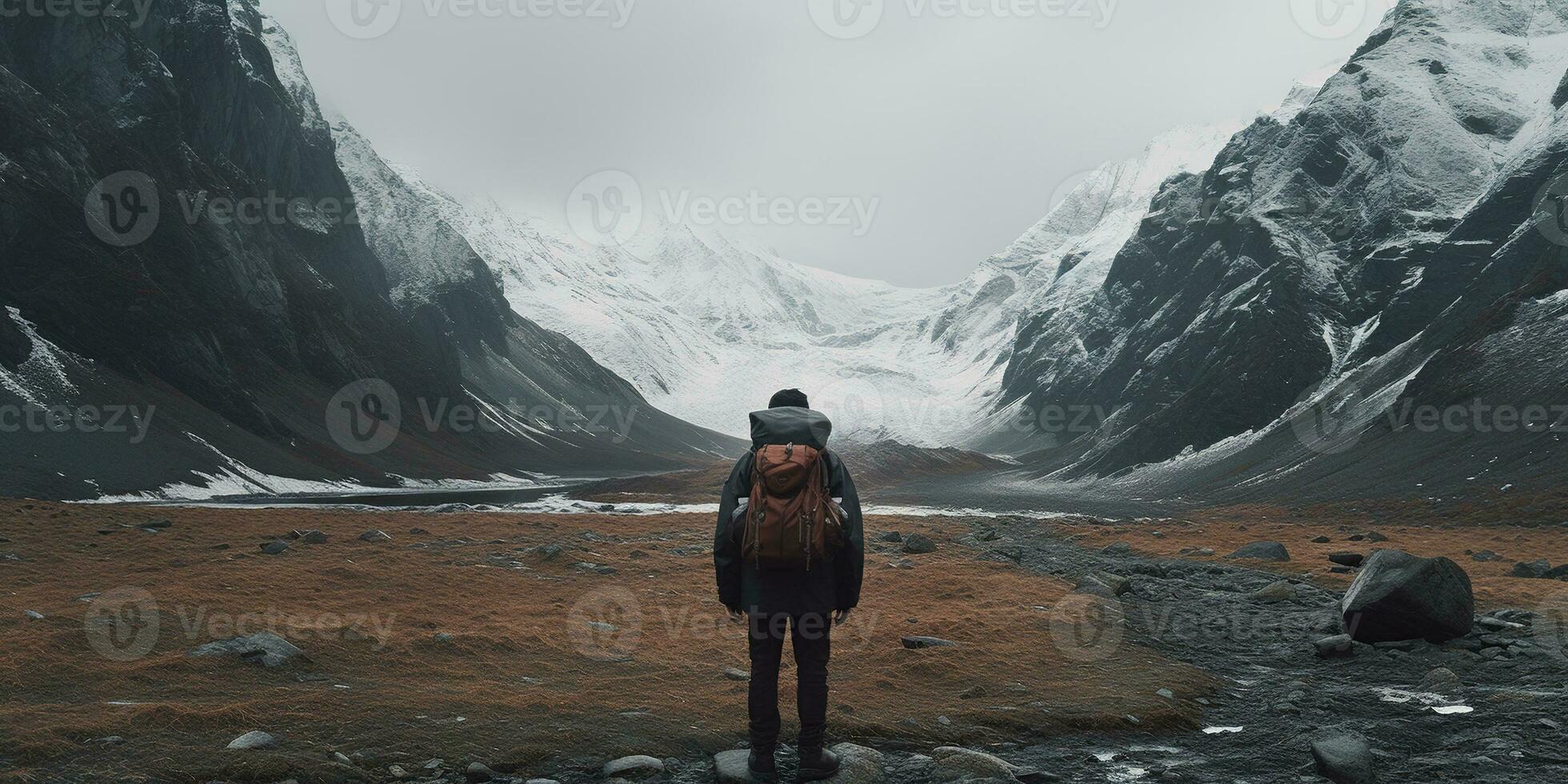 génératif ai, randonneur dans hiver paysage, voyageur homme touristique avec sac à dos randonnée dans montagnes photo