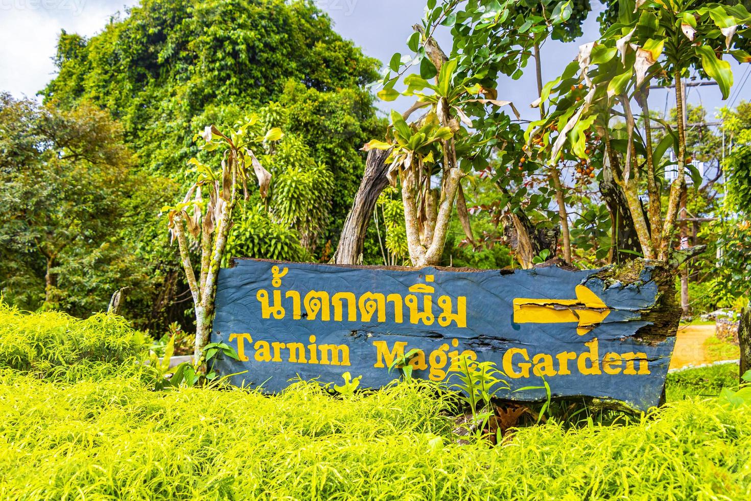 panneau de direction jardin magique de tarnim et cascade koh samui en thaïlande. photo