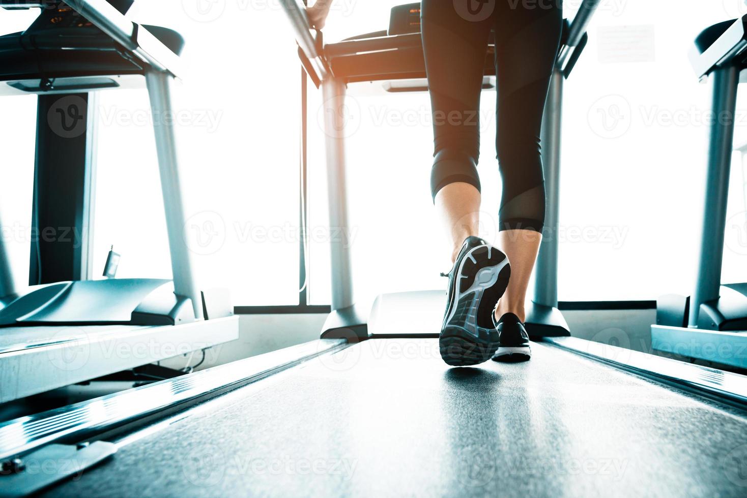 gros plan de personnes qui font de l'exercice sur tapis roulant photo