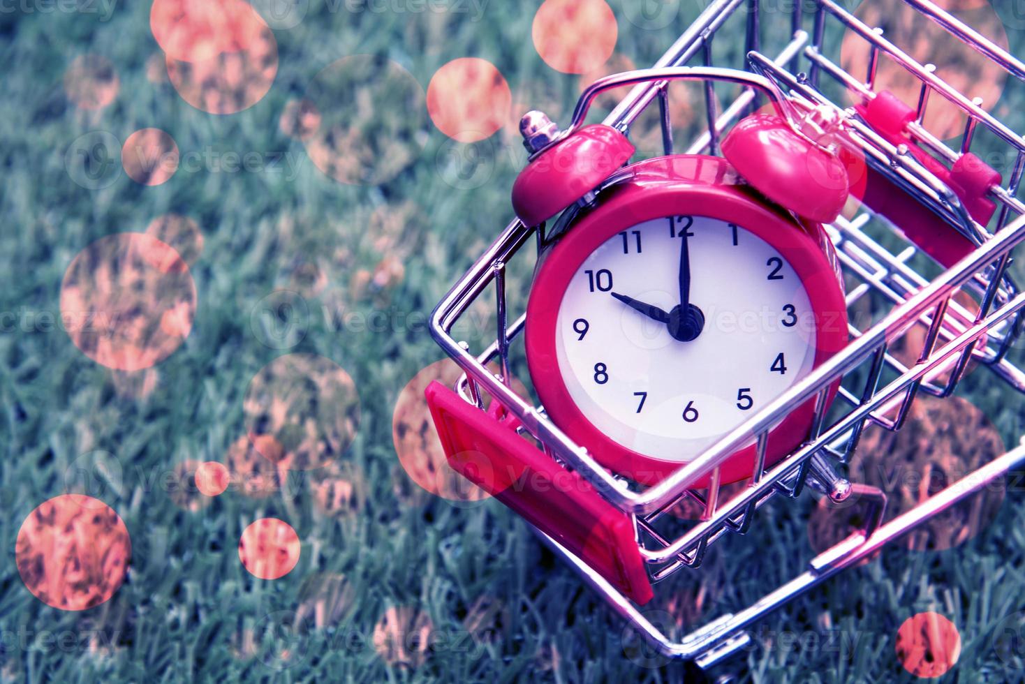 horloge rouge sur le panier photo