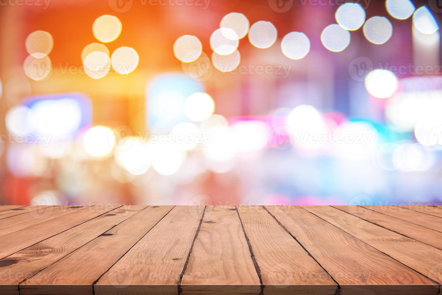 table en bois vide avec bokeh abstrait coloré photo