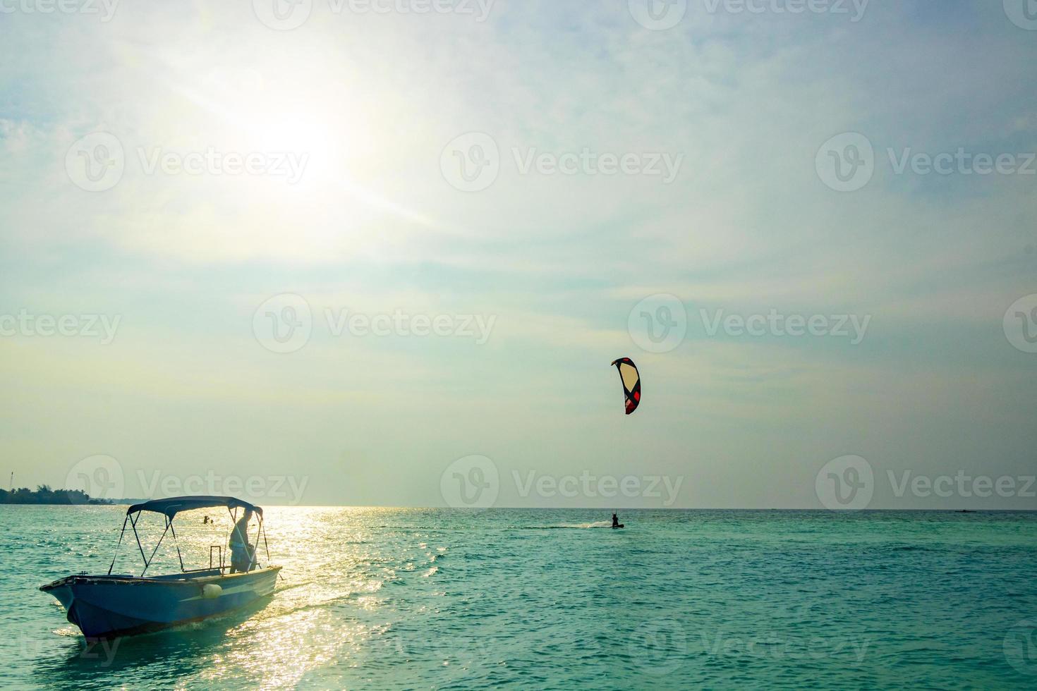 excursion en bateau de l'île de l'atoll de rasdhoo, des maldives à madivaru finolhu et kuramathi photo