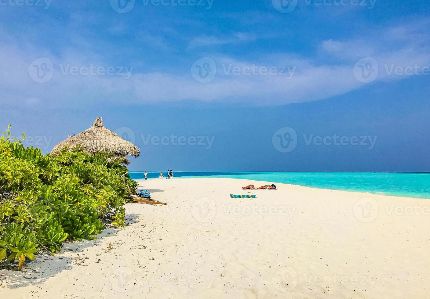 îles banc de sable madivaru et finolhu dans l'atoll de rasdhoo, maldives photo