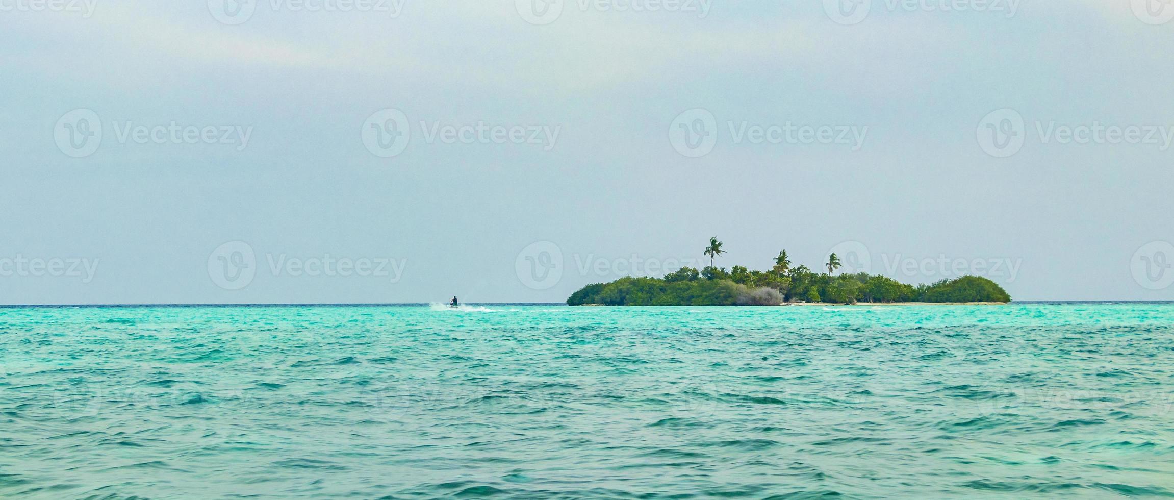 îles banc de sable madivaru et finolhu dans l'atoll de rasdhoo, maldives photo