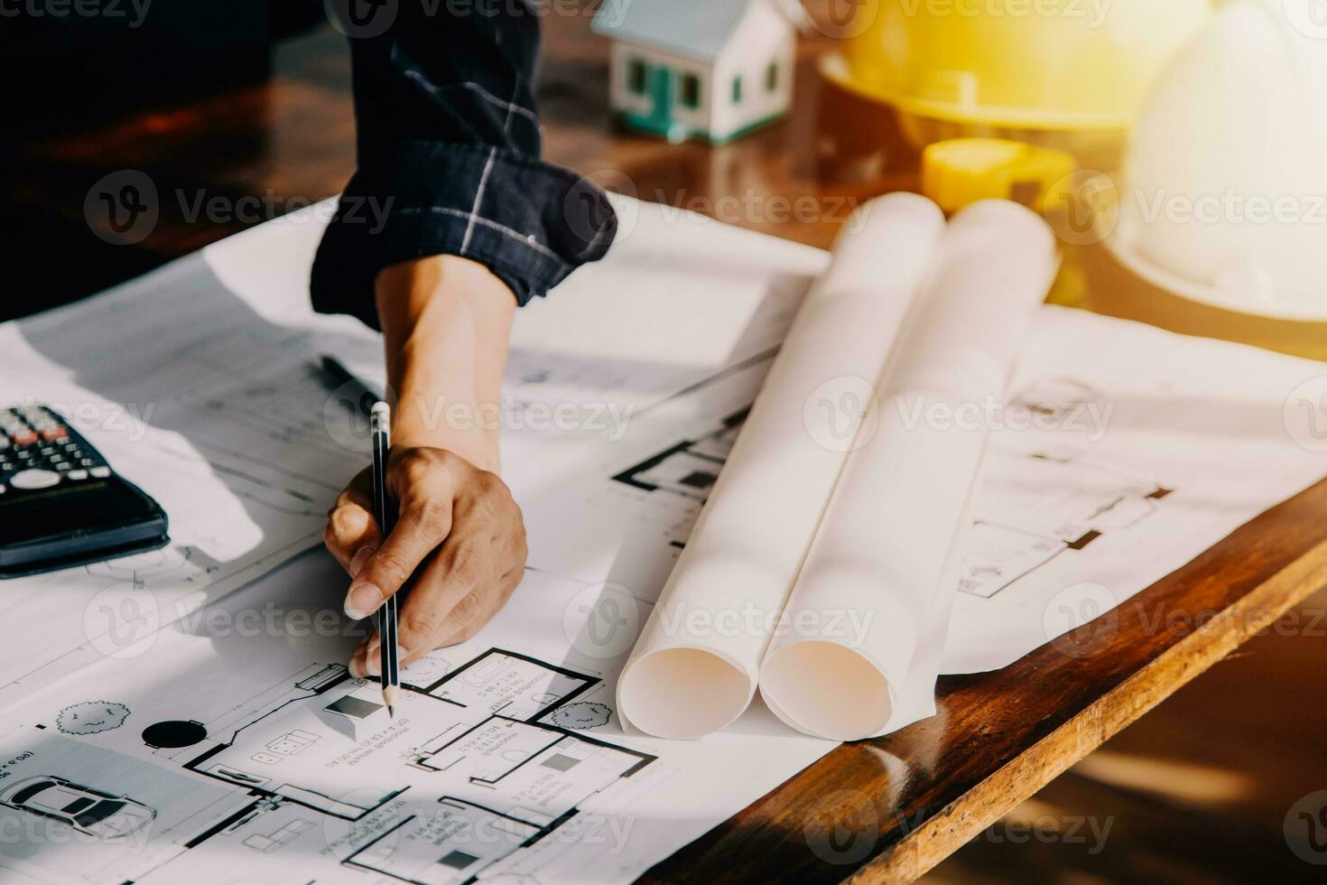 deux spécialistes inspecter commercial, industriel bâtiment construction placer. réel biens projet avec civil ingénieur, investisseur utilisation portable. dans le Contexte grue, gratte-ciel béton coffrage cadres photo