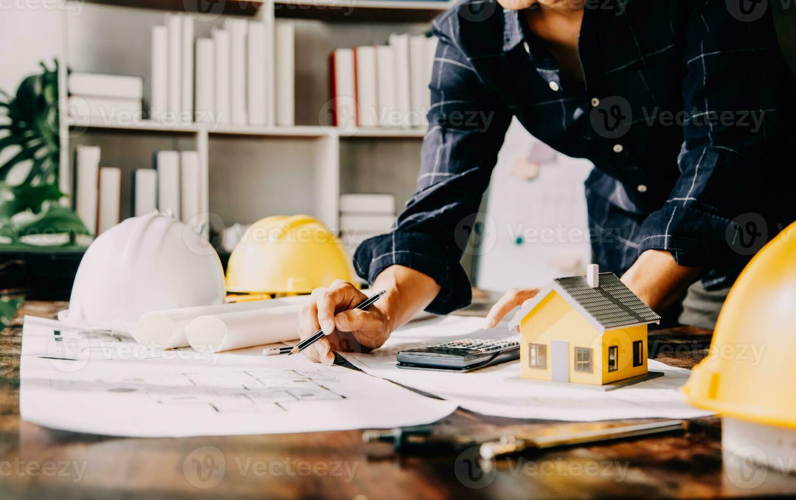 deux spécialistes inspecter commercial, industriel bâtiment construction placer. réel biens projet avec civil ingénieur, investisseur utilisation portable. dans le Contexte grue, gratte-ciel béton coffrage cadres photo