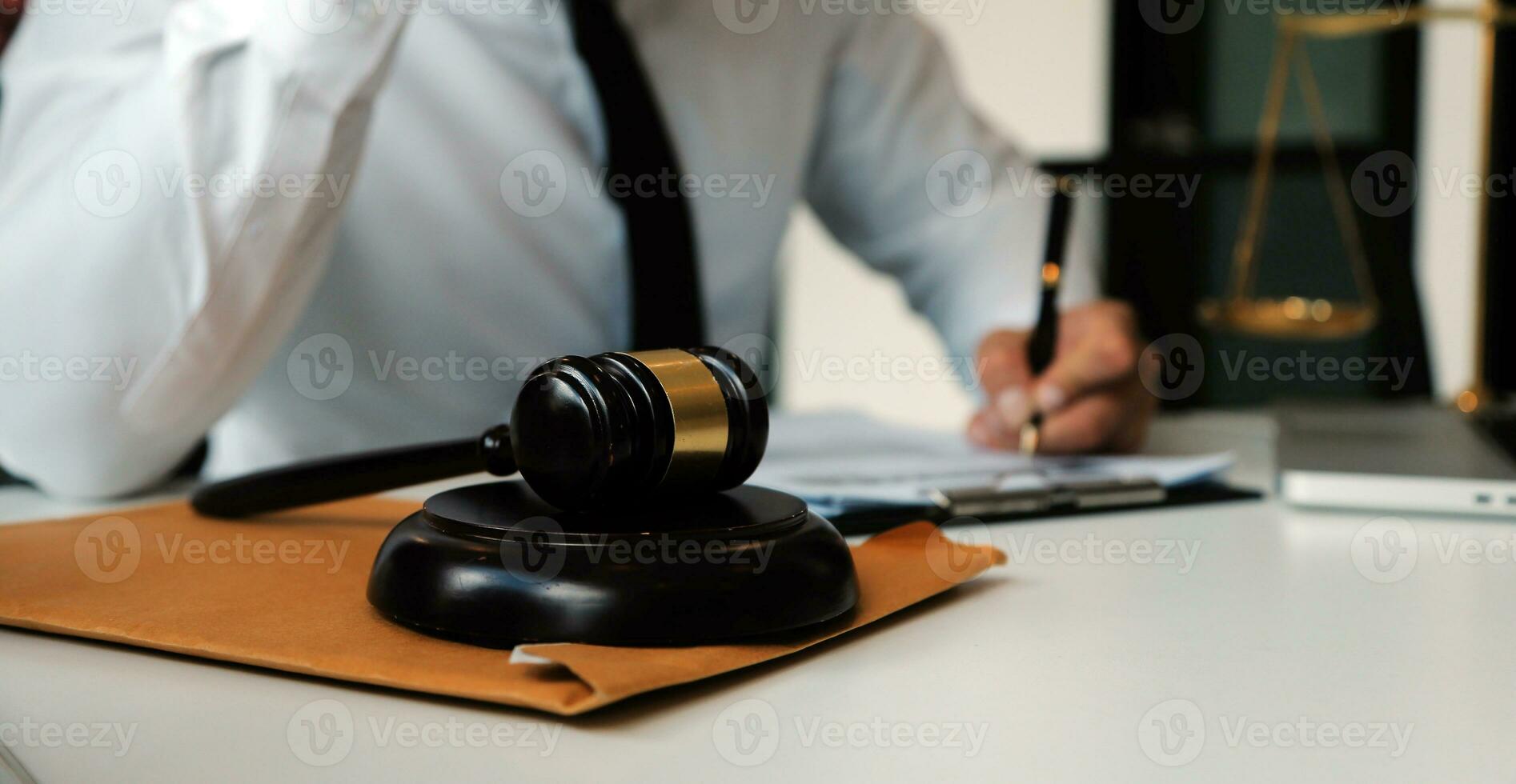 marteau de juge avec des avocats de la justice ayant une réunion d'équipe au cabinet d'avocats en arrière-plan. notions de droit. photo