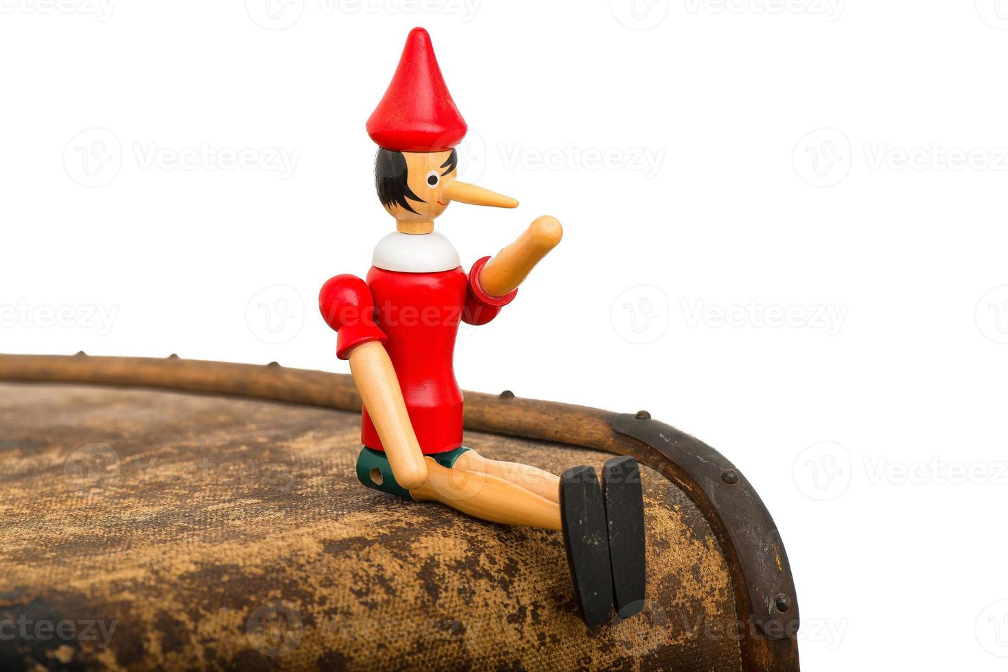 Pinocchio la marionnette assise sur un tronc photo