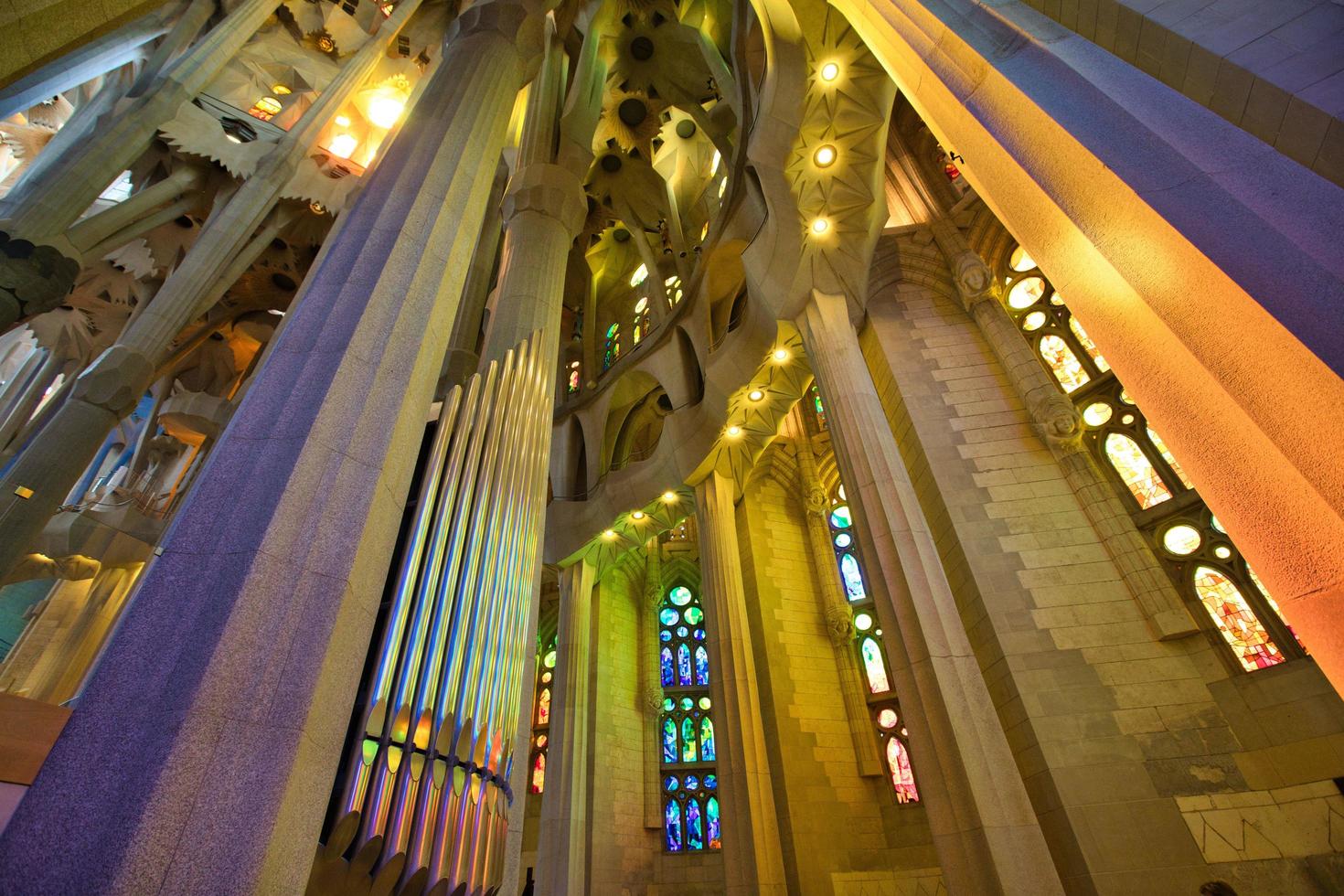 à l'intérieur de la sagrada familia, espagne photo