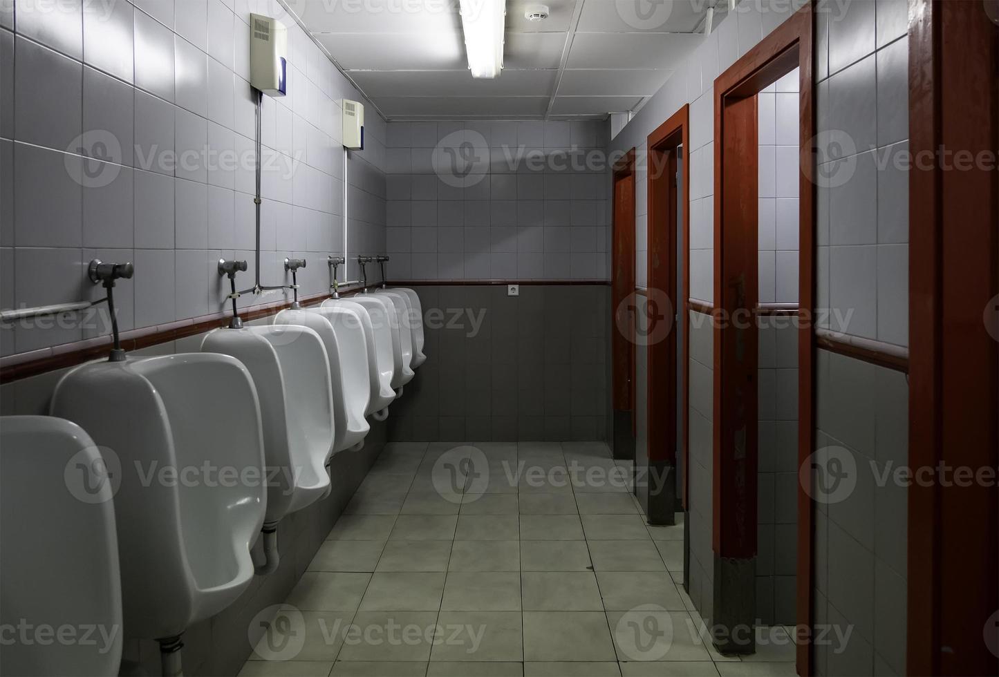 intérieur des toilettes pour hommes photo