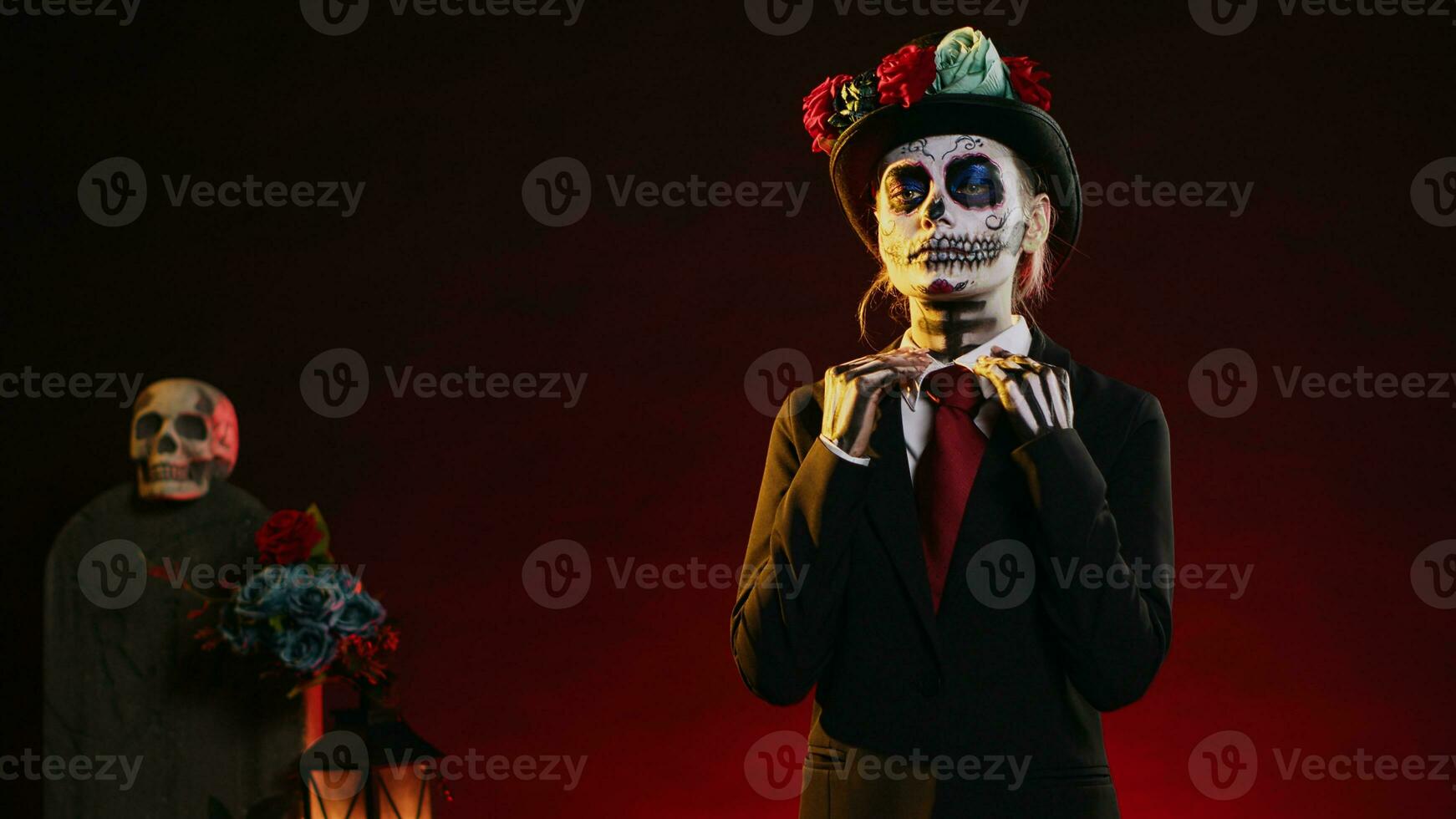 déesse de mort avec costume et chapeau à la recherche terrifiant portant Festival crâne faire en haut ou corps art peindre, célébrer dios de los muertos vacances. agissant comme la cavalera catrine. ordinateur de poche tir. photo