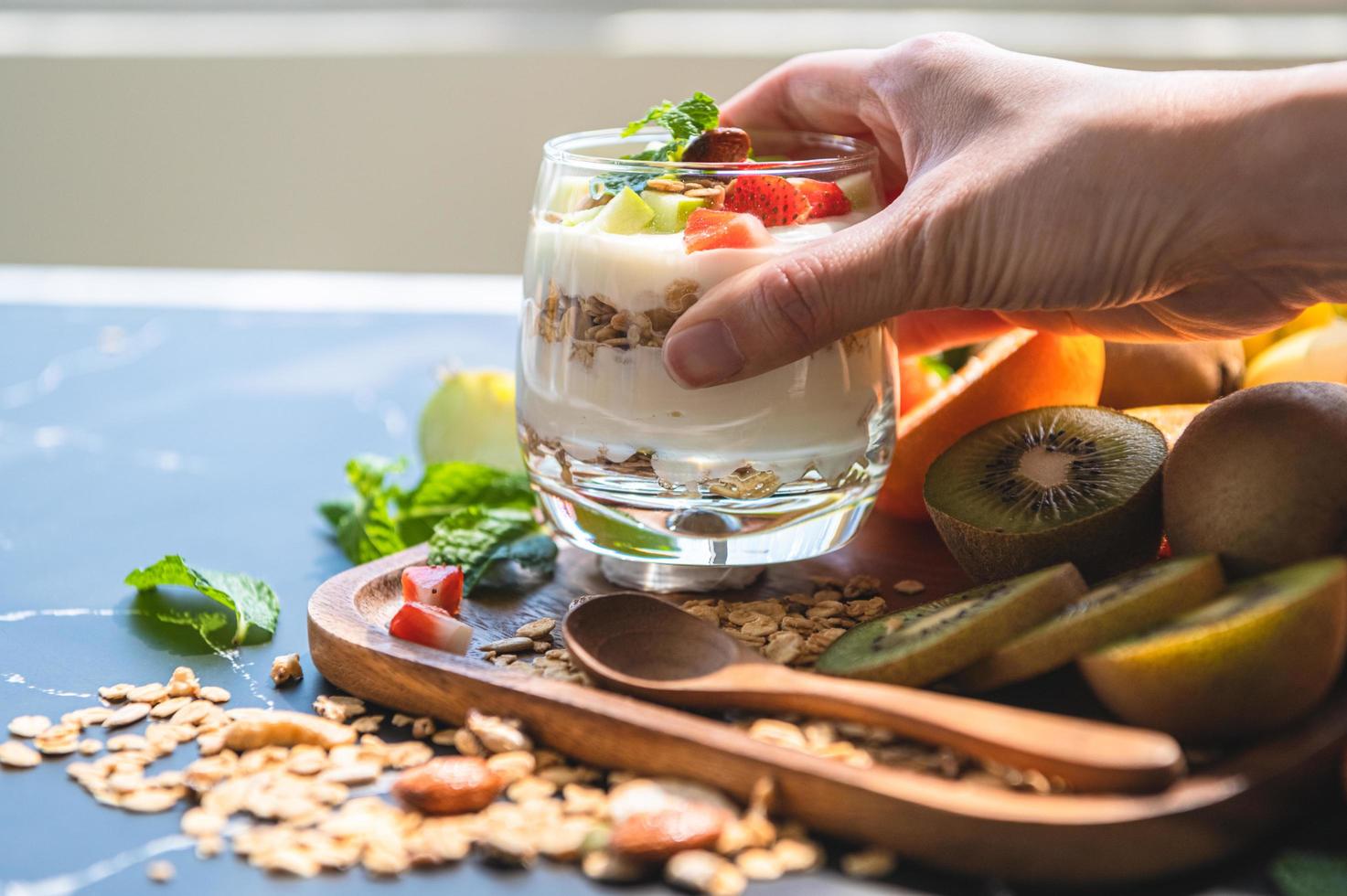 yaourt de nutrition de plan rapproché avec beaucoup de fruits sur la table photo