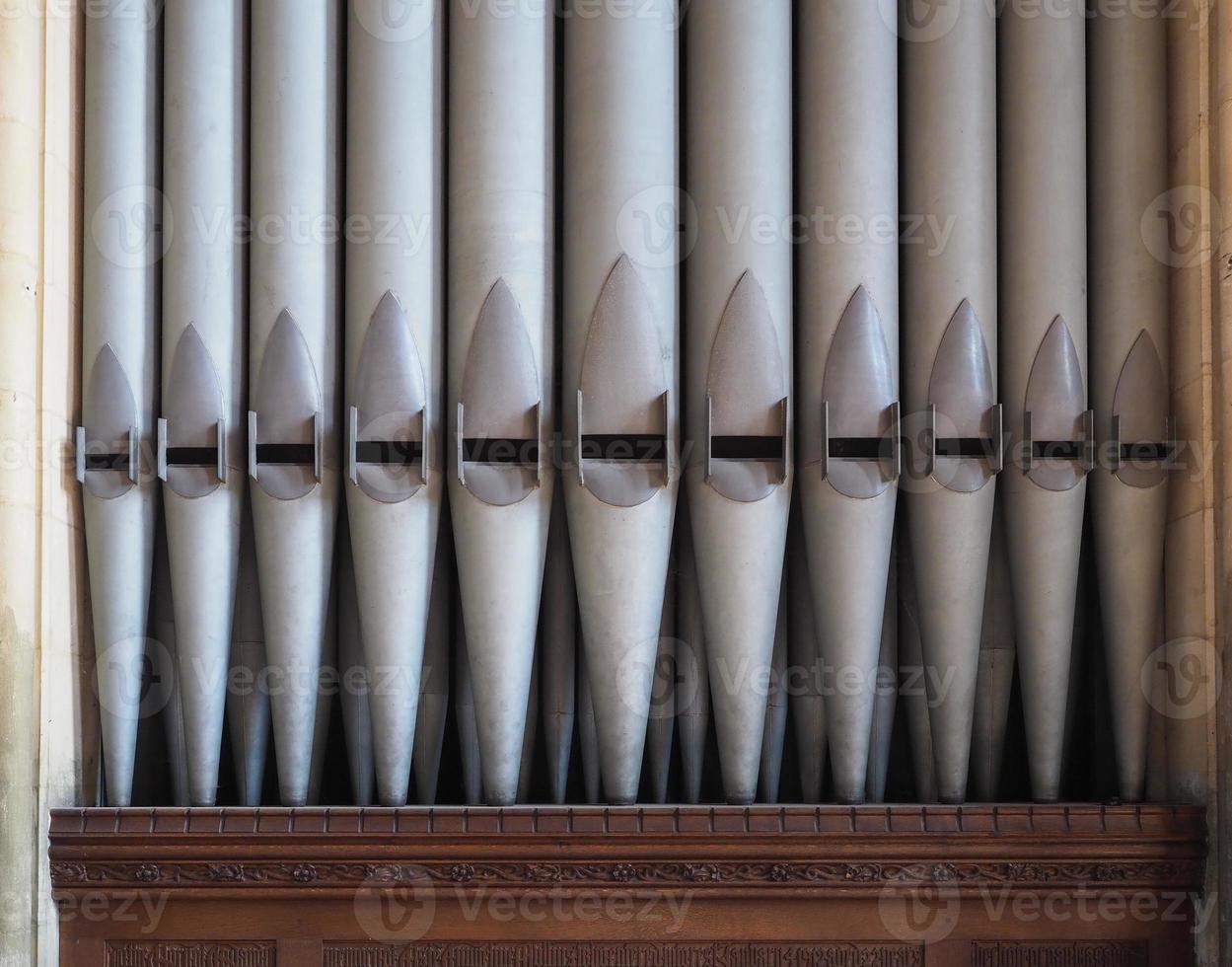 tuyaux d'un orgue d'église photo