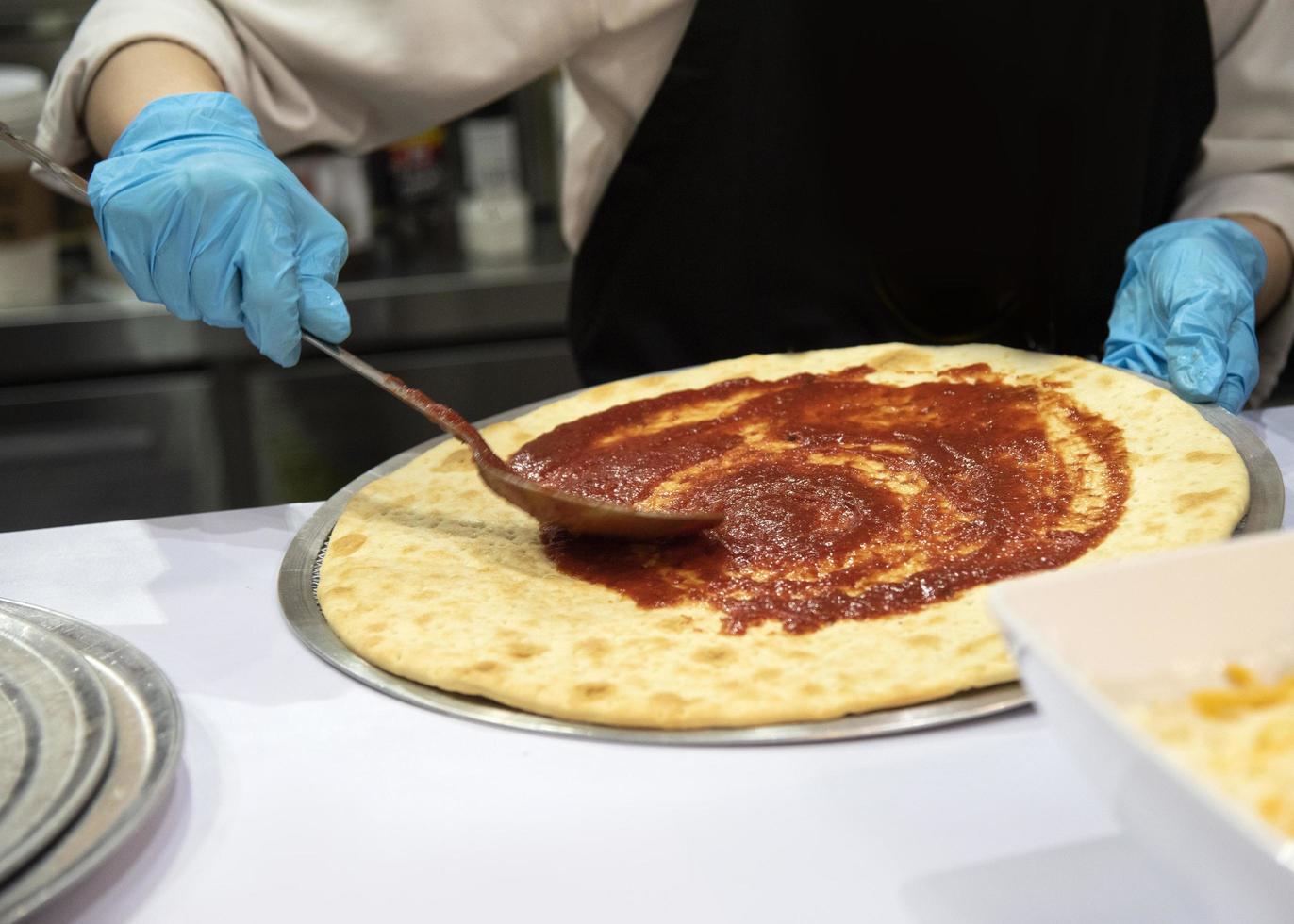 chef préparant une pizza, processus de fabrication de pizza dans une pizzeria photo