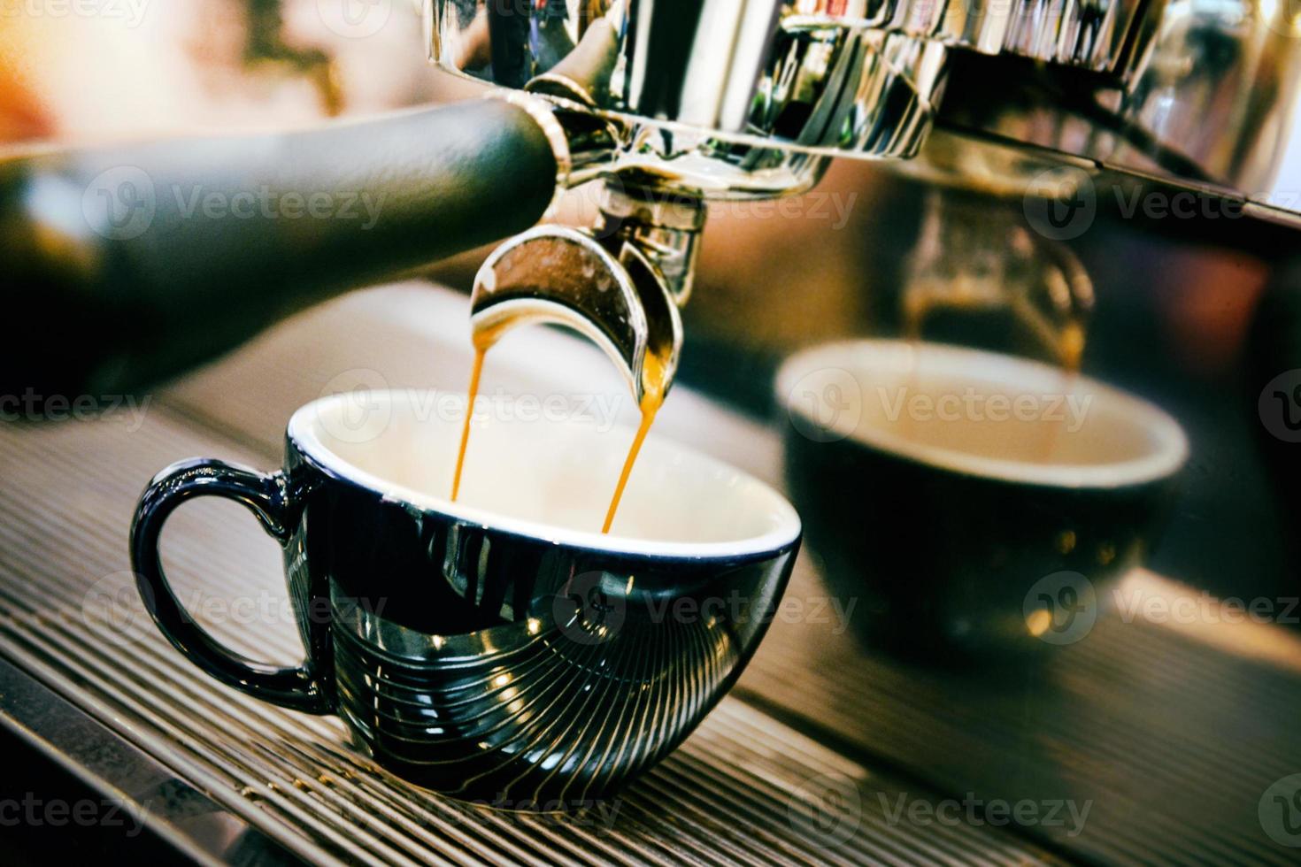 machine à café préparant du café frais dans une tasse photo