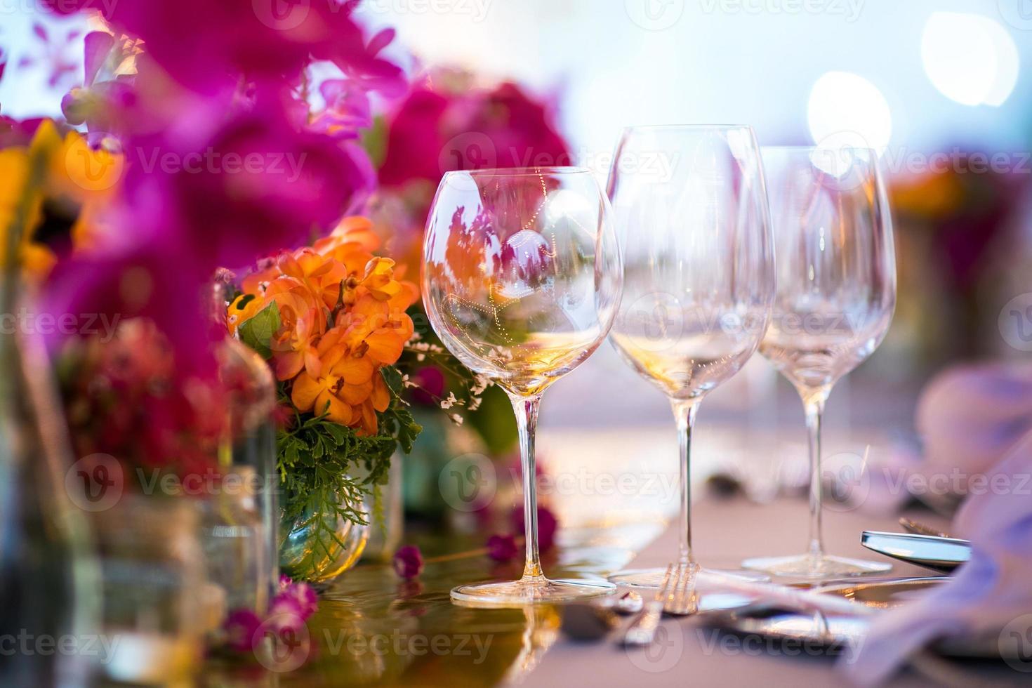 décoration de table pour un mariage ou un dîner, avec des fleurs photo