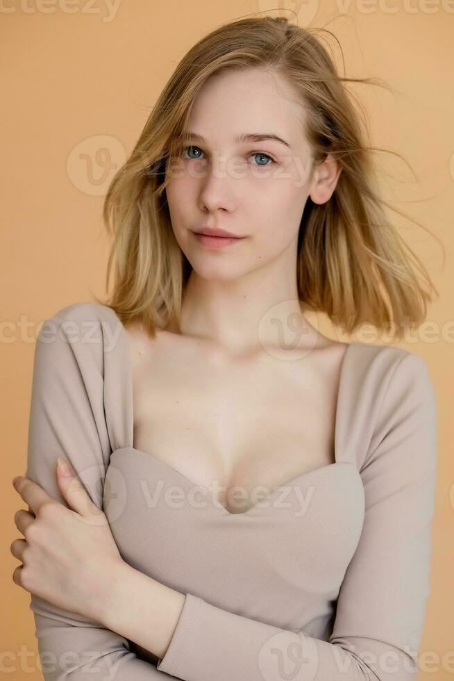 portrait de une souriant Jeune blond femme portant beige maillot de bain photo