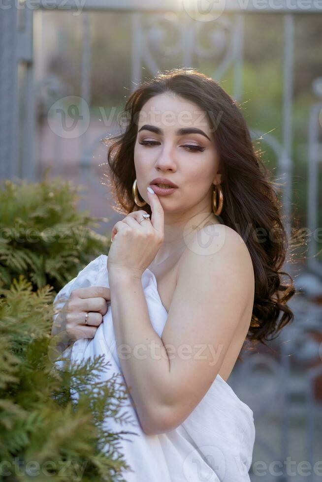 Jeune femme par le soir des rues enveloppé dans une couverture. photo