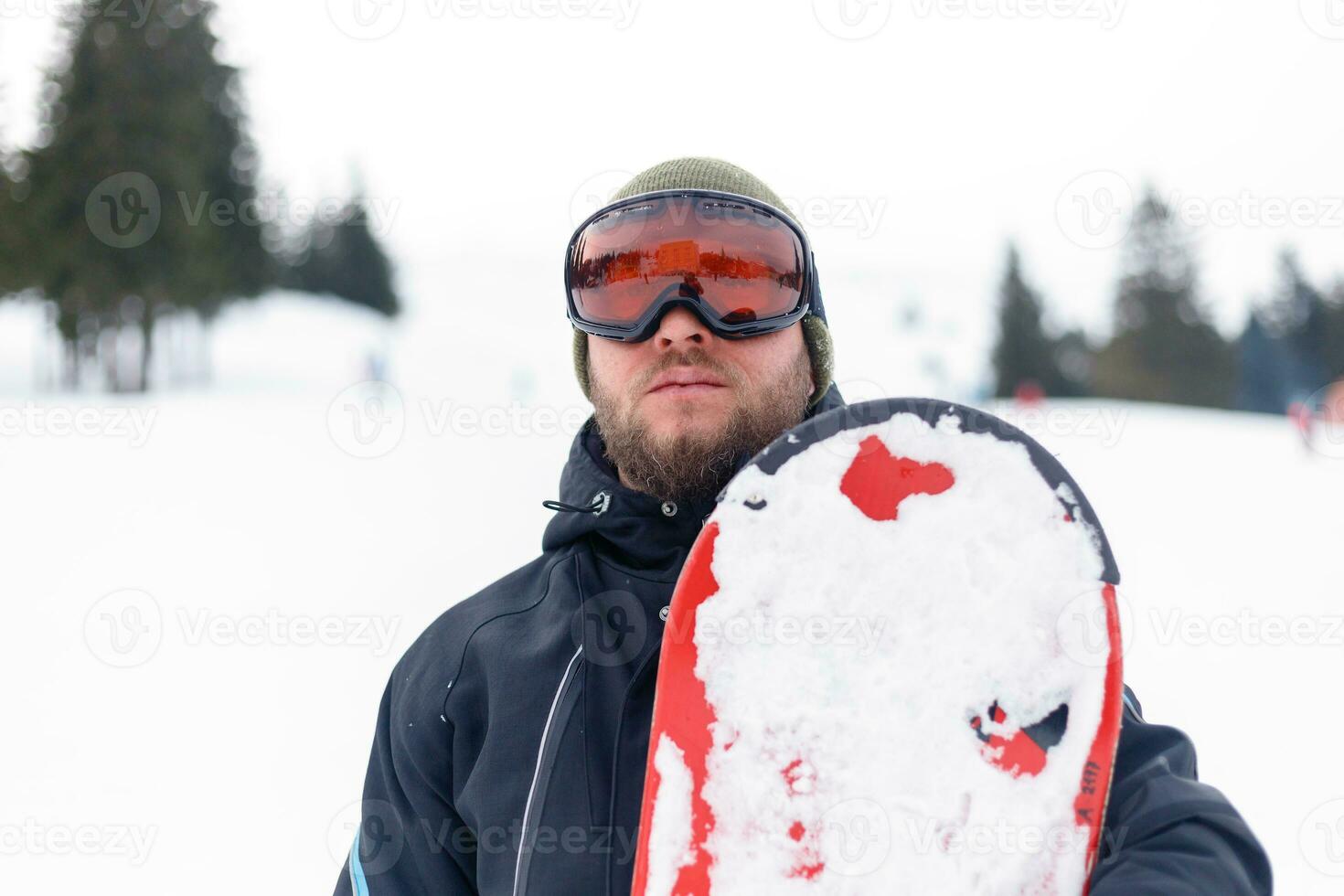 homme planche a neige dans le montagnes photo