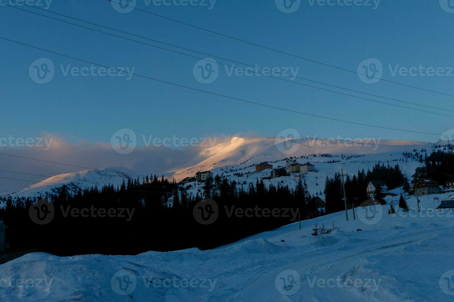 ski piste et chaise ascenseur avec neige couvert des arbres sur ensoleillé journée. photo