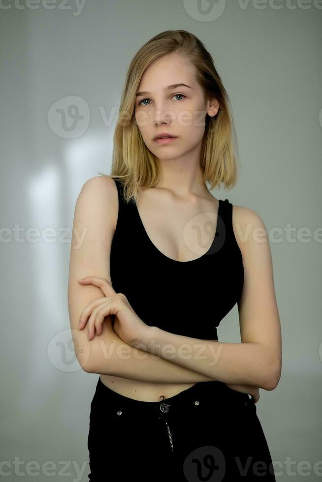 portrait de une décontractée blond femme dans noir Haut photo