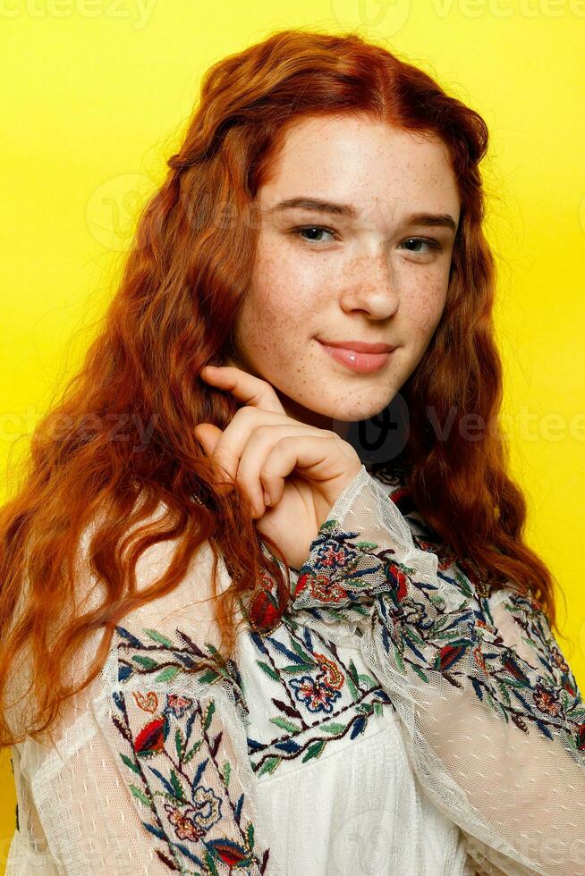 intérieur portrait de excité frisé femme avec branché se maquiller. photo