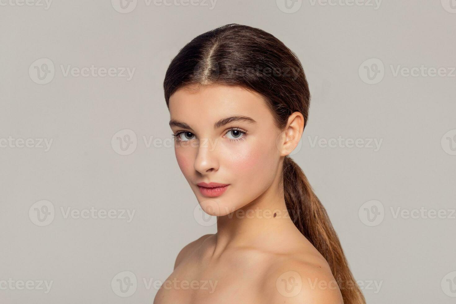 magnifique Jeune femme avec nettoyer Frais peau toucher posséder visage photo