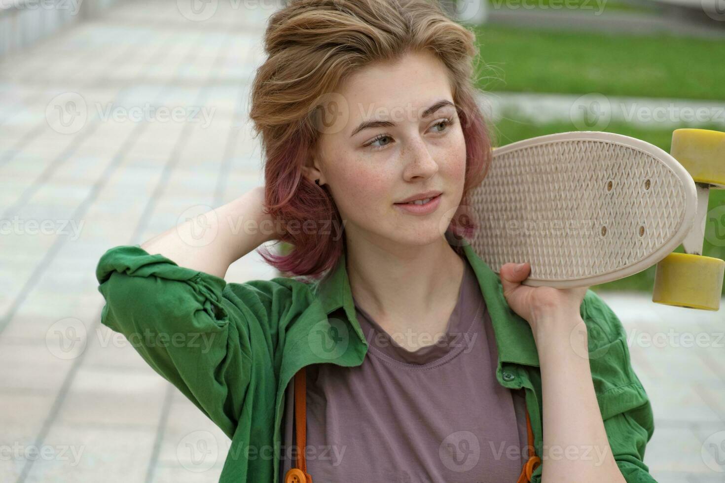 portrait de patineur Jeune femme avec planche à roulette. photo