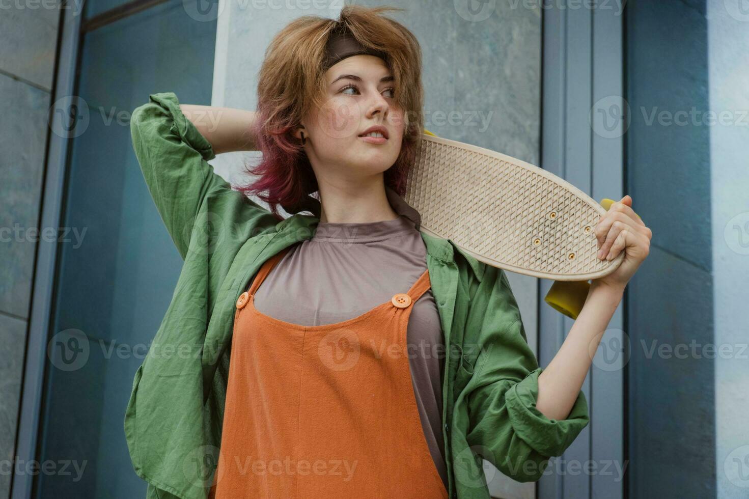 portrait de adolescent patineur fille avec mini planche à roulette. photo