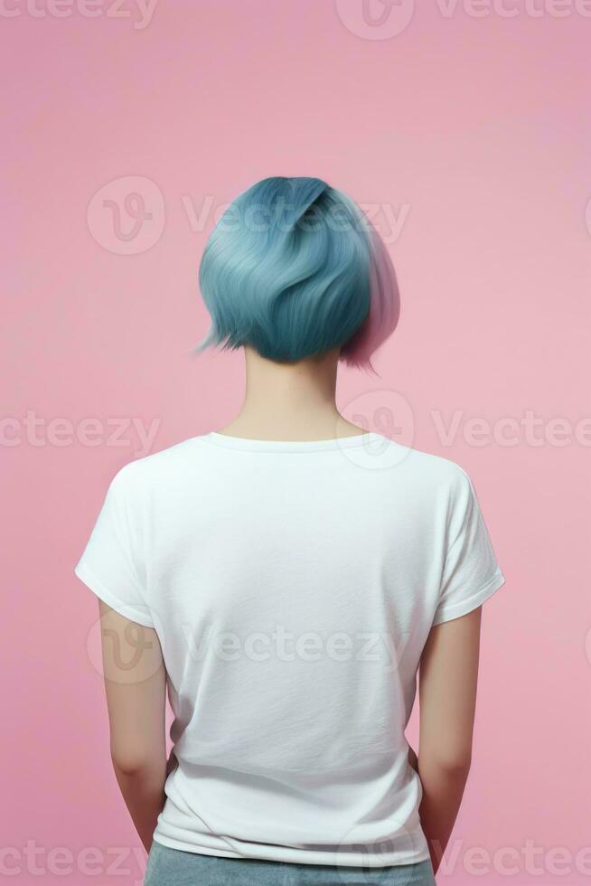 blanc T-shirt maquette. retour de Jeune femme portant Vide blanc T-shirt sur rose Contexte. ai génératif. photo