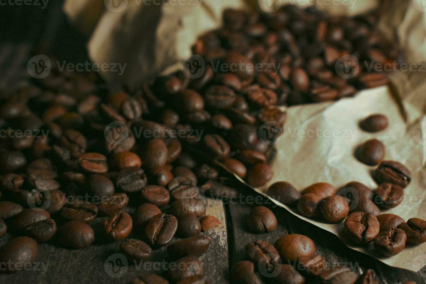 grains de café sur table en bois photo