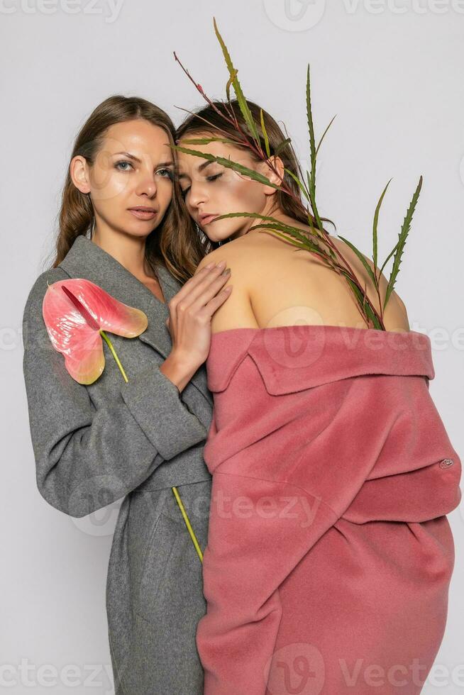 mode portrait de deux souriant brunette femmes des modèles dans été décontractée pardessus photo