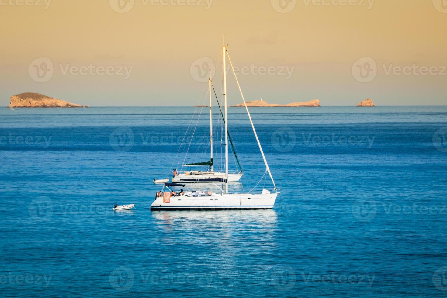 luxe yacht dans turquoise iltes formentera méditerranéen mer baléares îles photo