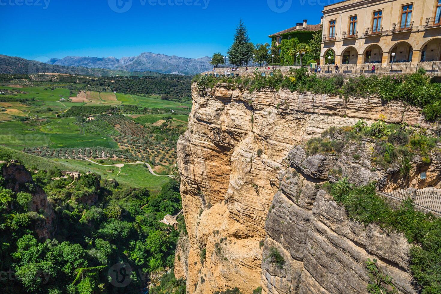 vue de bâtiments plus de falaise dans ronde, Espagne photo