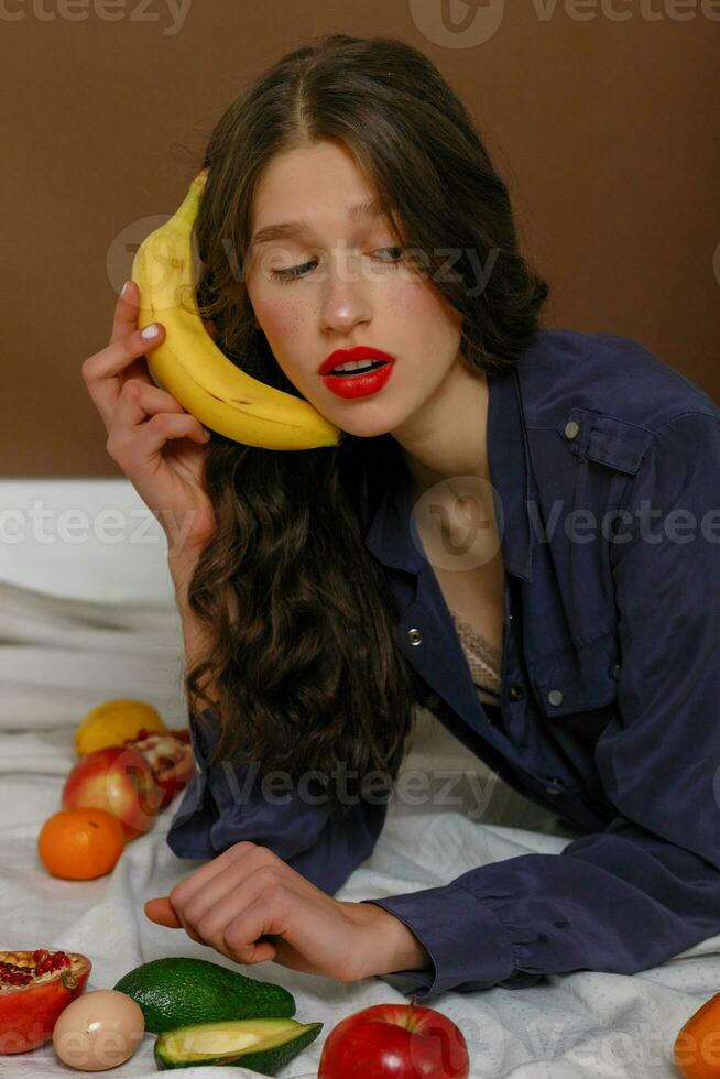 Jeune femme dans groupe de fruit. soins de santé. photo