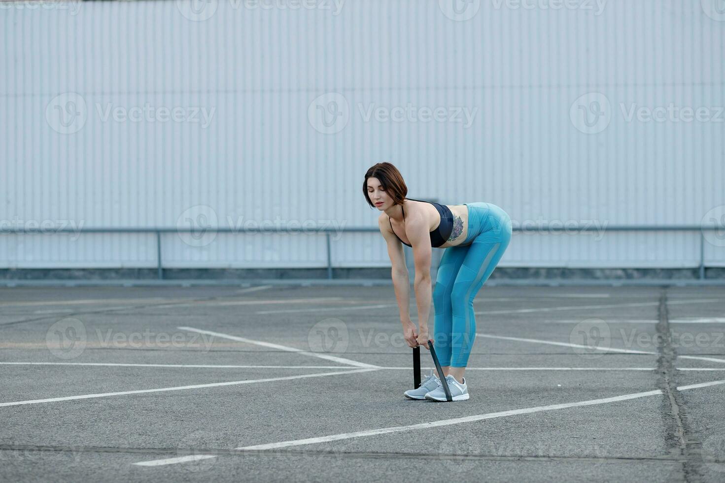 fort femme en utilisant une la résistance bande dans sa exercice routine. photo