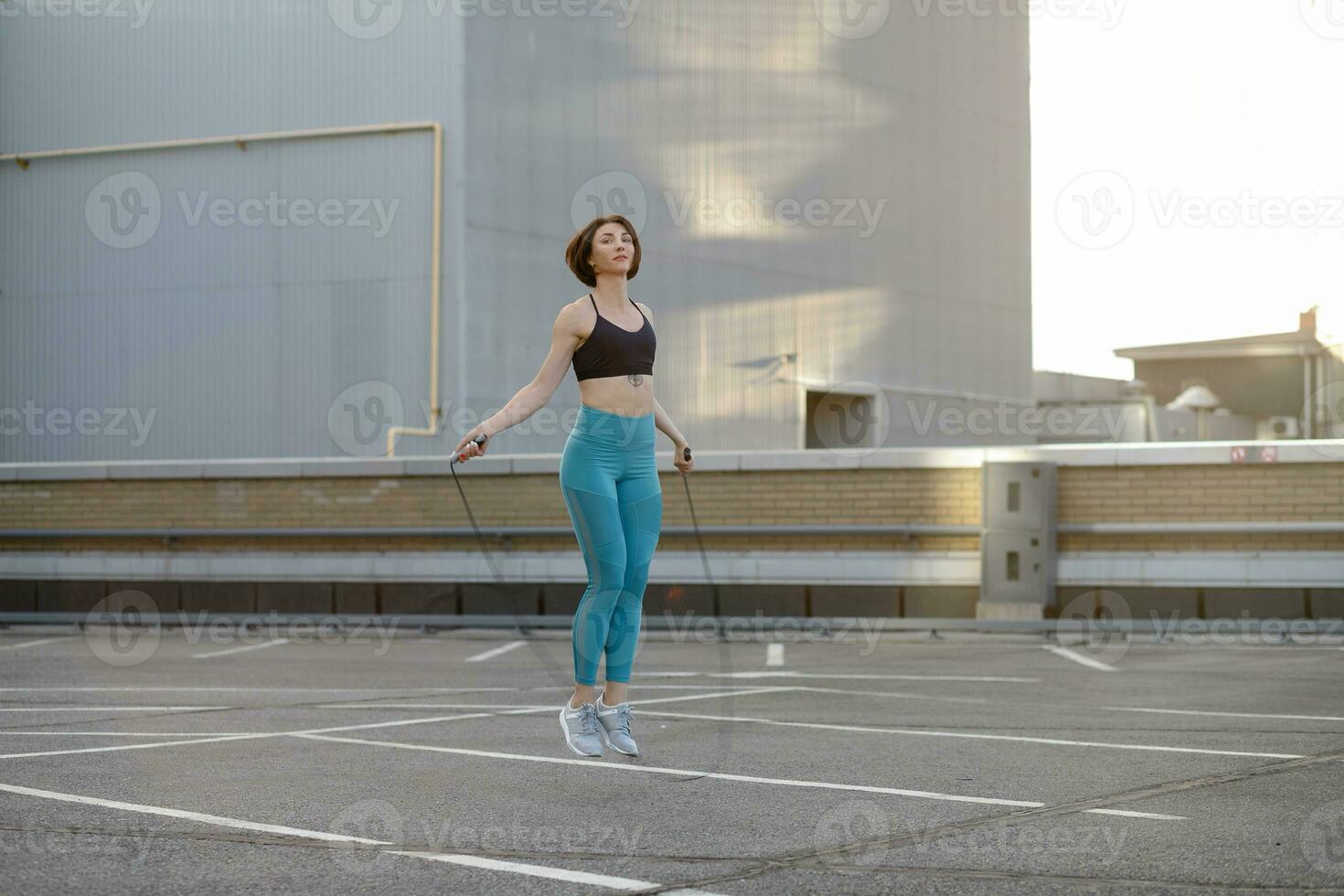 fort Jeune femme élongation avec saut. photo