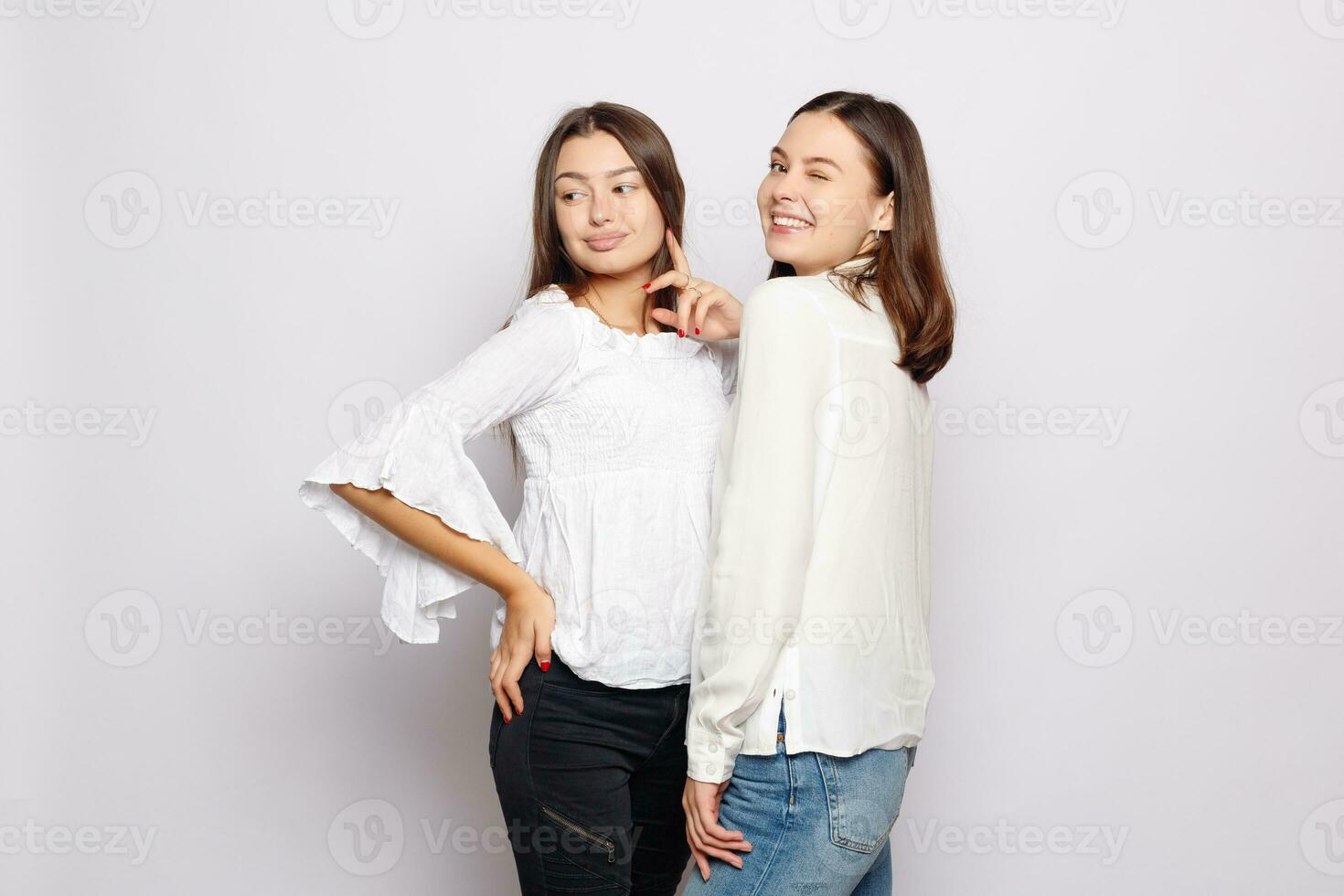 deux en riant les filles dans blanc Vide t-shirts à la recherche dans le caméra photo