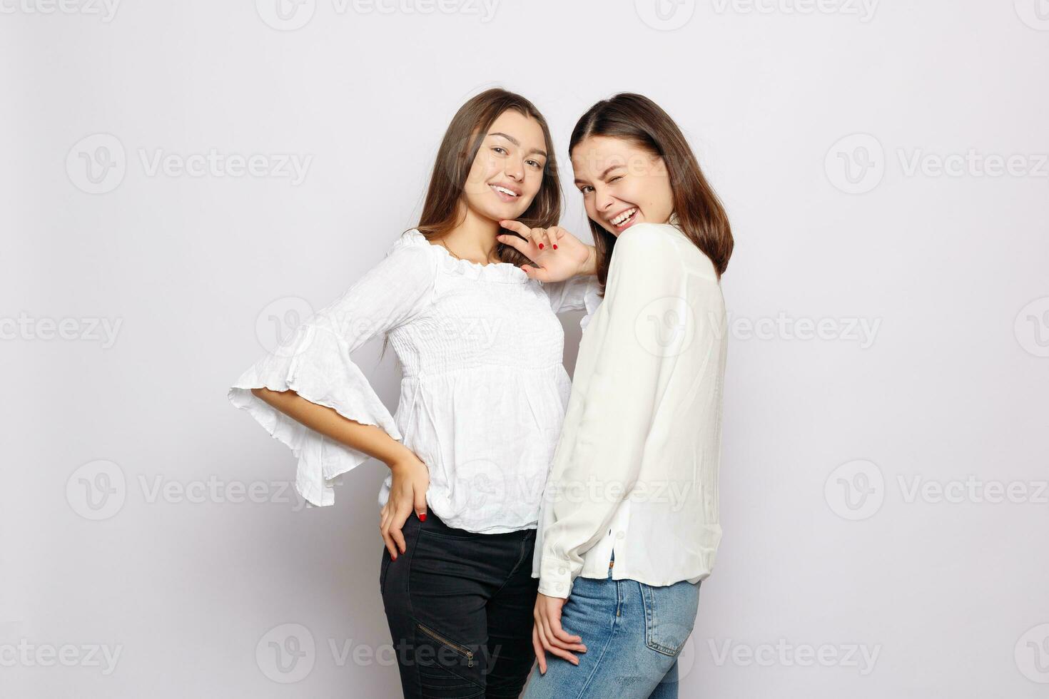 deux en riant les filles dans blanc Vide t-shirts à la recherche dans le caméra photo