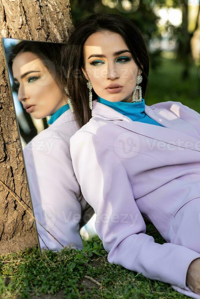 portrait dans le miroir de une magnifique fille contre le ciel photo