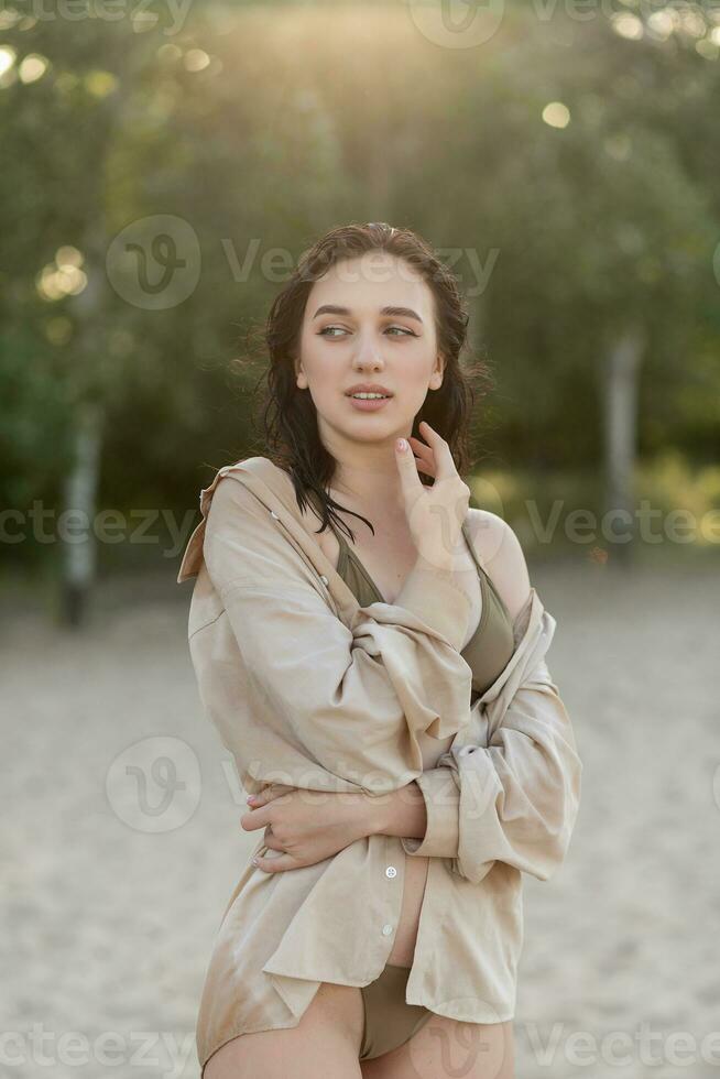 magnifique bohémien stylé et bronzé fille à le plage photo